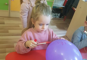 Zosia maluje balona.